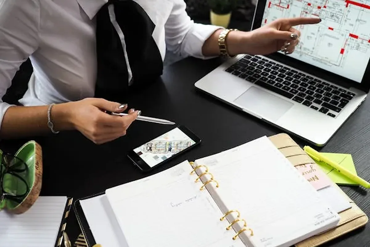 Professionnelle de l'immobilier présentant un projet à un client