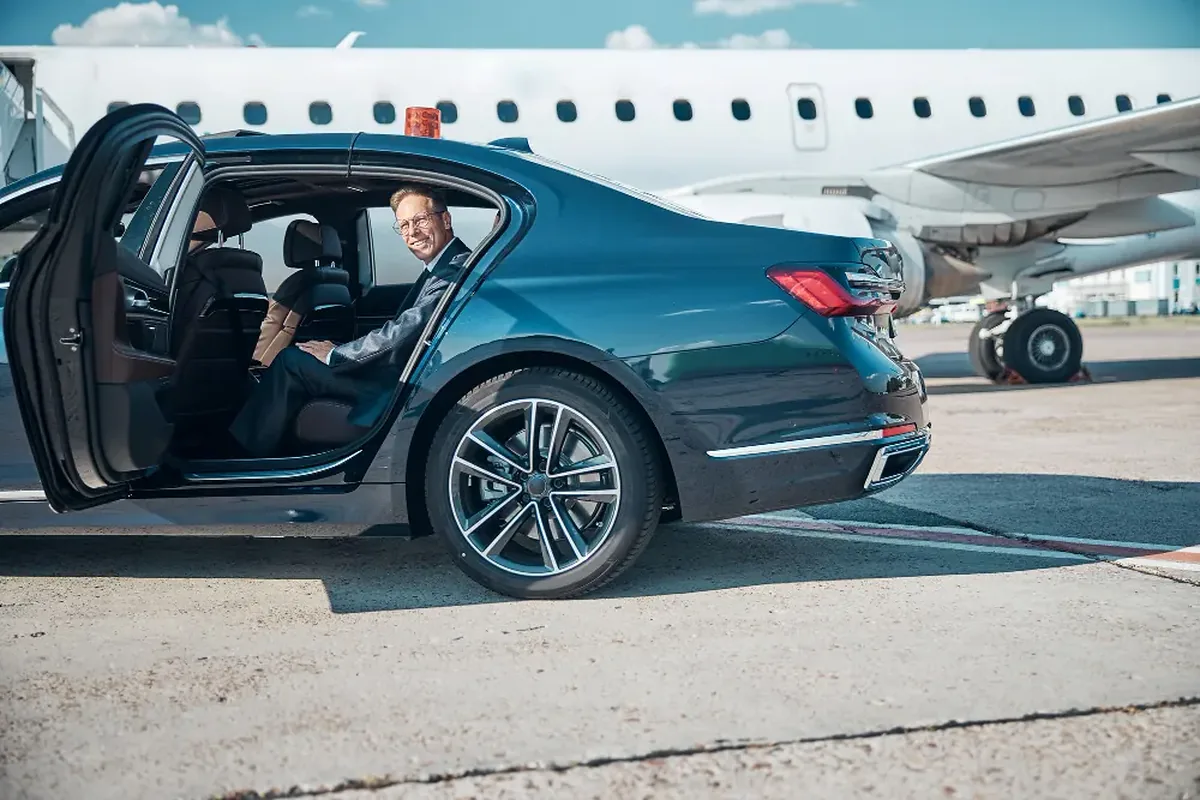 Chauffeur privé accueillant un passager à l'aéroport