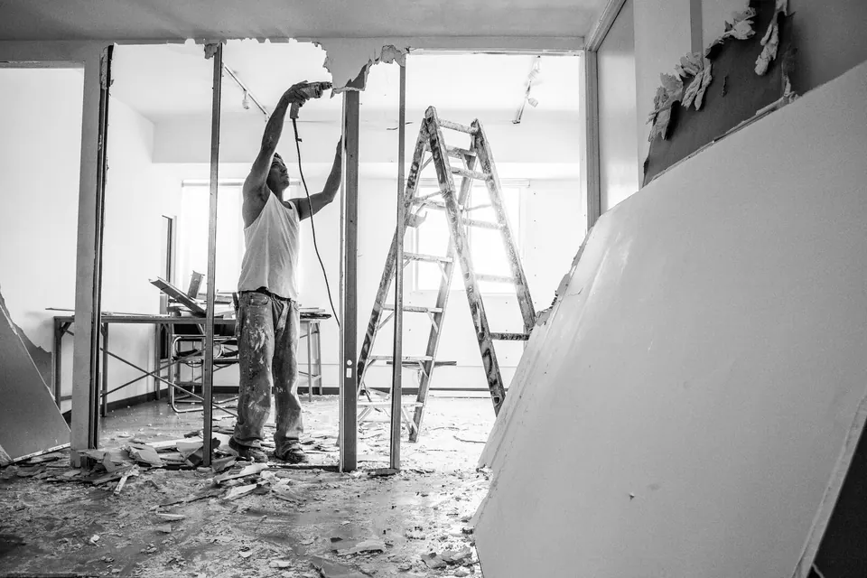 Artisan réalisant des travaux de plafonnage intérieur