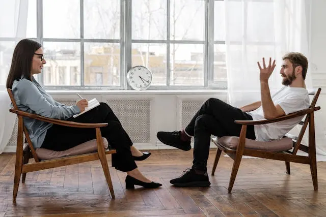 Psychologue et thérapeute en consultation